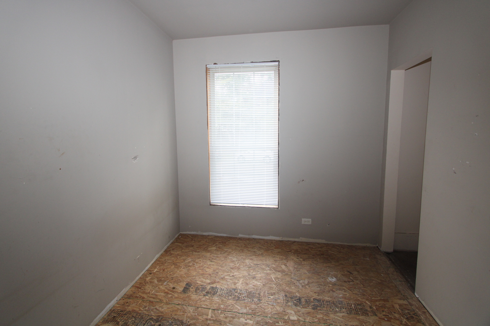 620 Oneida Street Joliet, IL 60435 - Photo 13 of 28 an empty room with a window