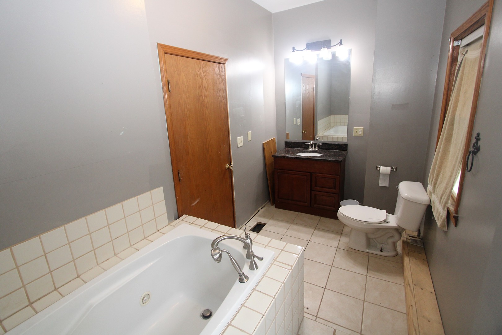 620 Oneida Street Joliet, IL 60435 - Photo 24 of 28 a bathroom with a bathtub and toilet