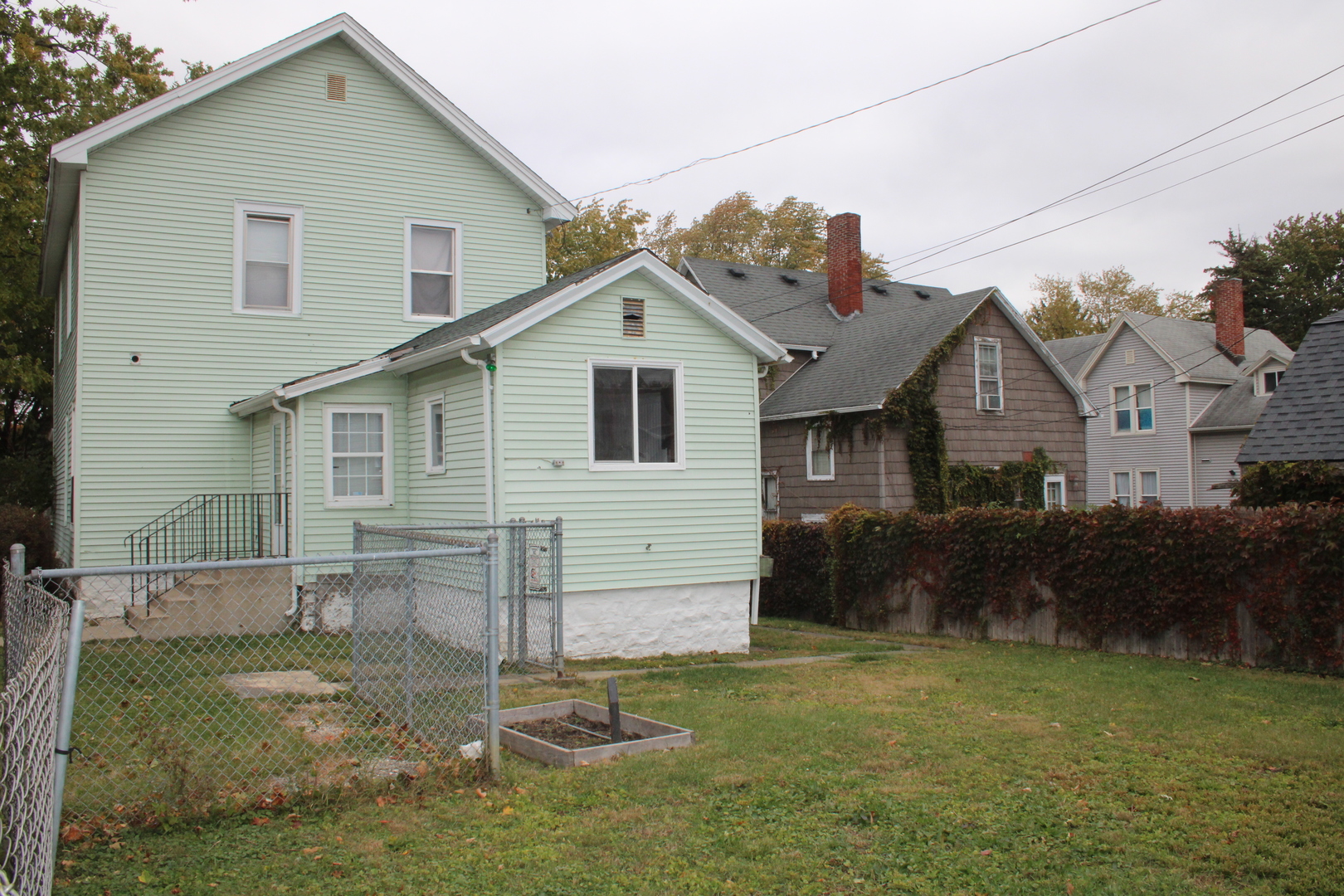 620 Oneida Street Joliet, IL 60435 - Photo 4 of 28 a view of a yard in front of house