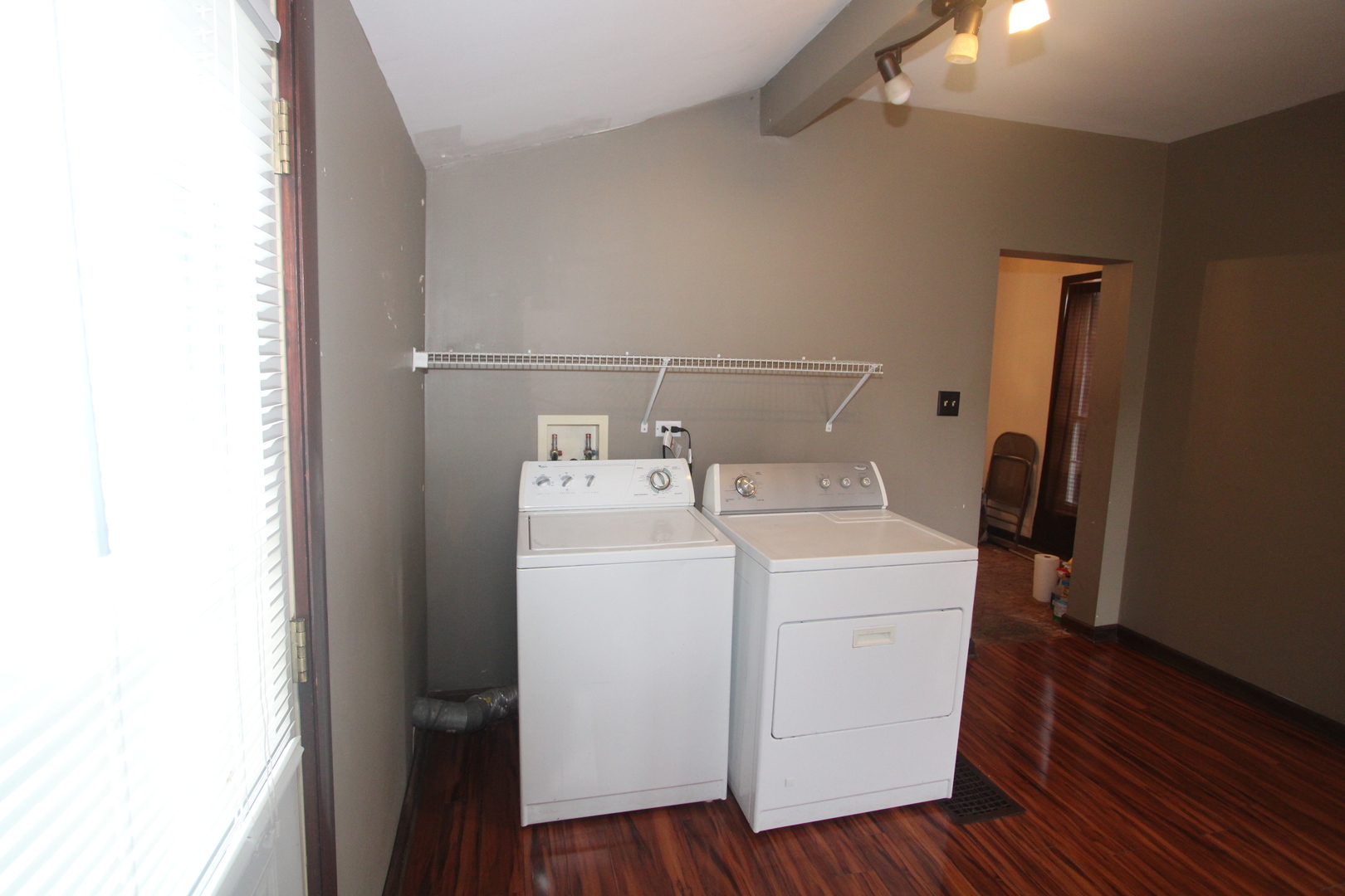 620 Oneida Street Joliet, IL 60435 - Photo 8 of 28 a utility room with dryer and washer
