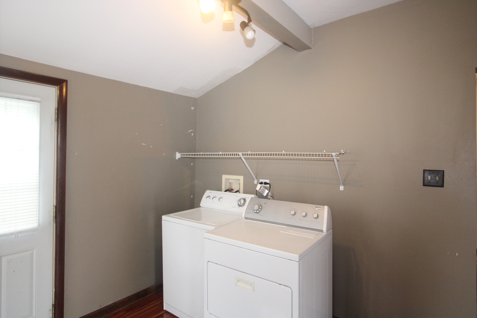 620 Oneida Street Joliet, IL 60435 - Photo 9 of 28 a utility room with dryer and washer