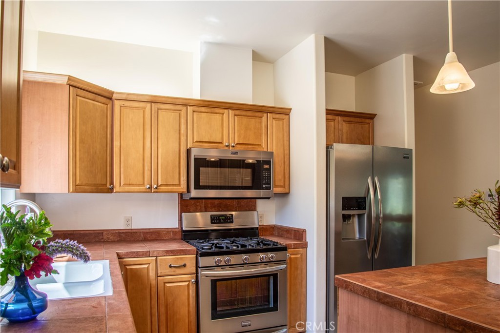 3199 Eton Road Cambria, CA 93428 - Photo 10 of 30 a kitchen with a stove a refrigerator and a sink