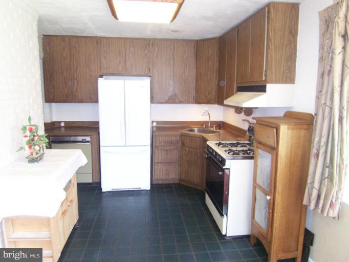 9714 Dilston Road Silver Spring, MD 20903 - Photo 4 of 19 Kitchen