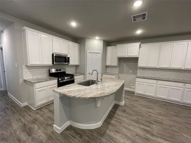 $2,100 | 5026 Mint Orchard Drive, Houston, TX 77066