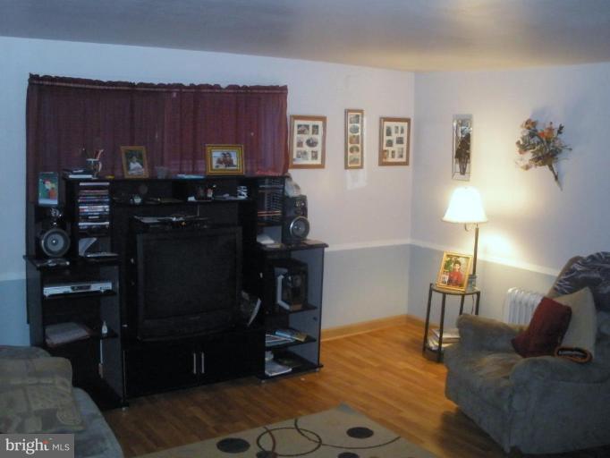 4346 Annapolis Road Halethorpe, MD 21227 - Photo 6 of 15 Livingroom