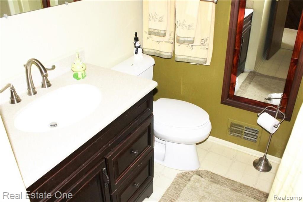 28693 Salem Road Farmington, MI 48334 - Photo 27 of 35