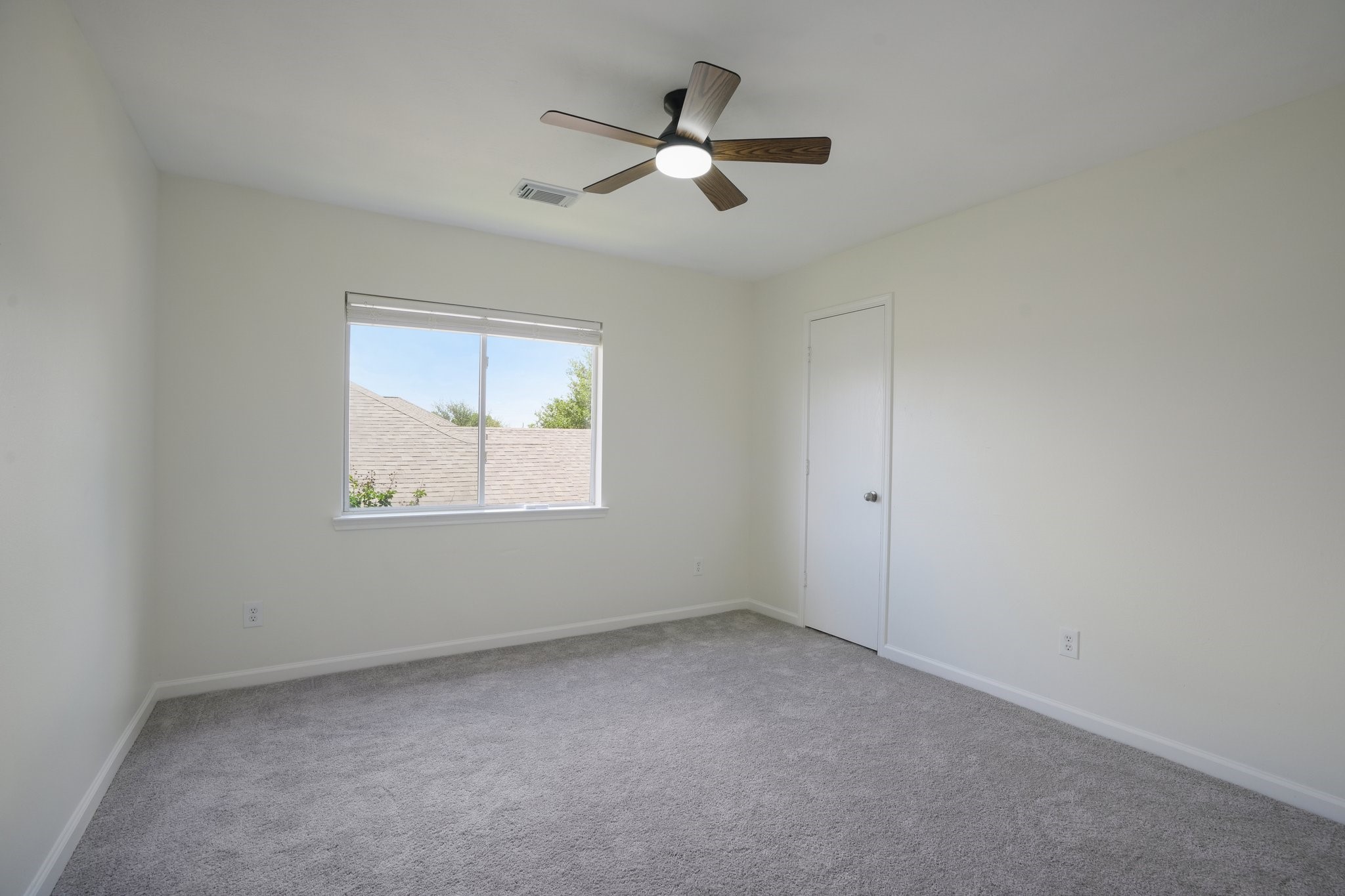 4419 Crossvine Avenue Baytown, TX 77521 - Photo 24 of 38 View of secondary bedroom 1.