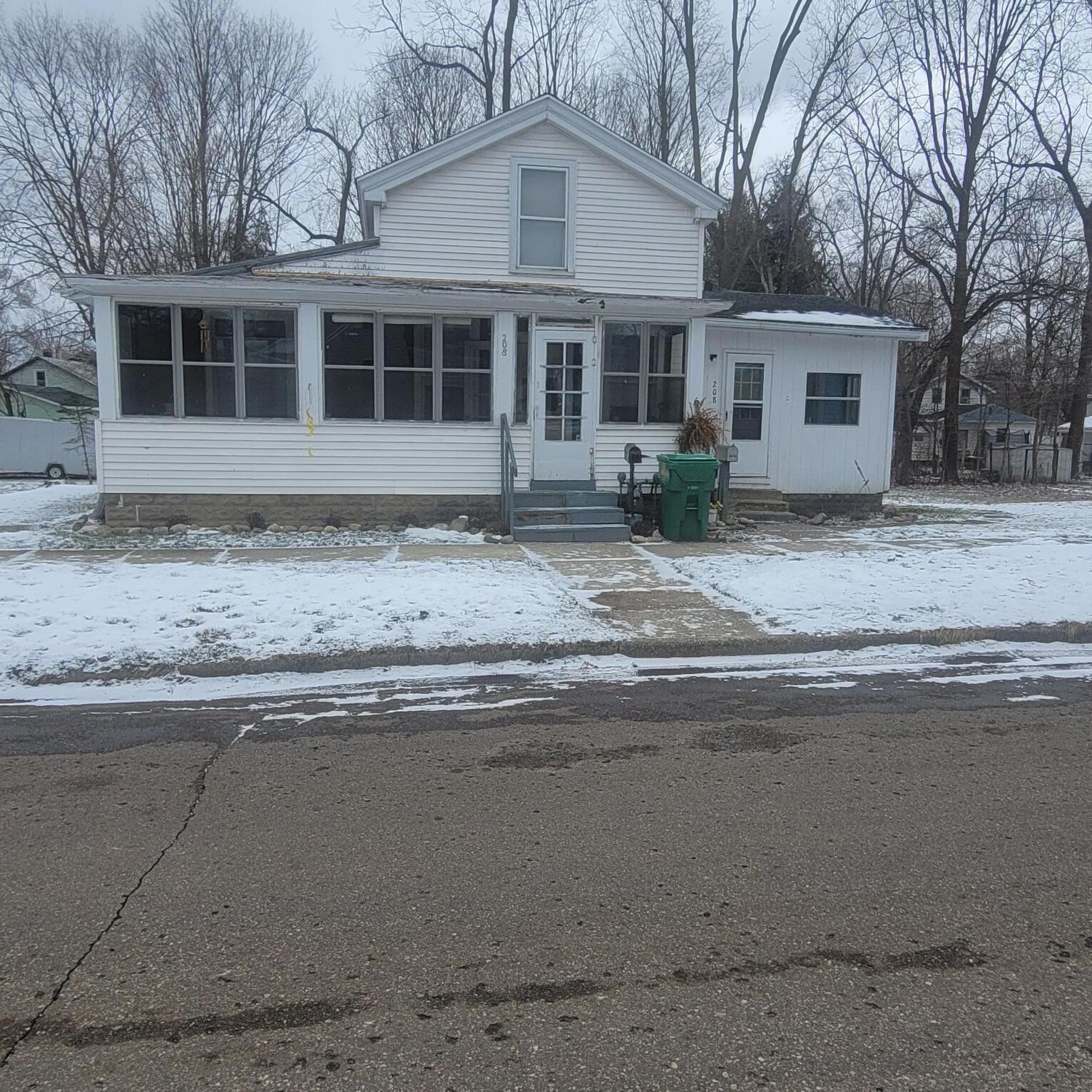 208 South Andrews Street Three Rivers, MI 49093 - Photo 1 of 14 20220120_132714