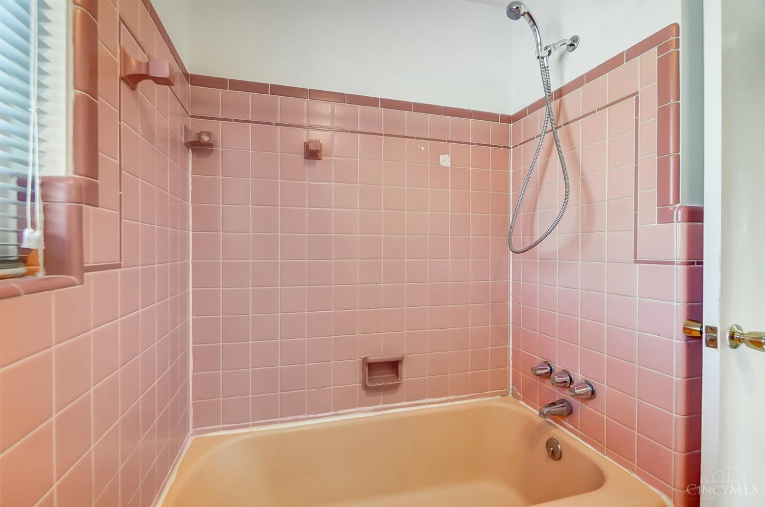 3673 Boomer Road Cincinnati, OH 45247 - Photo 13 of 26