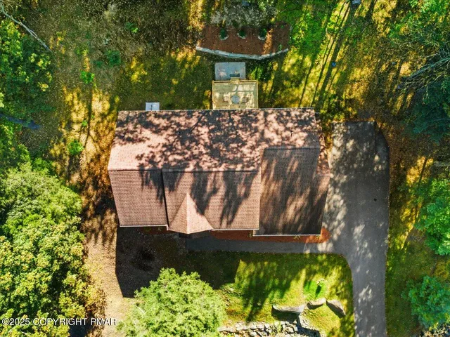 a picture of a black and white wall