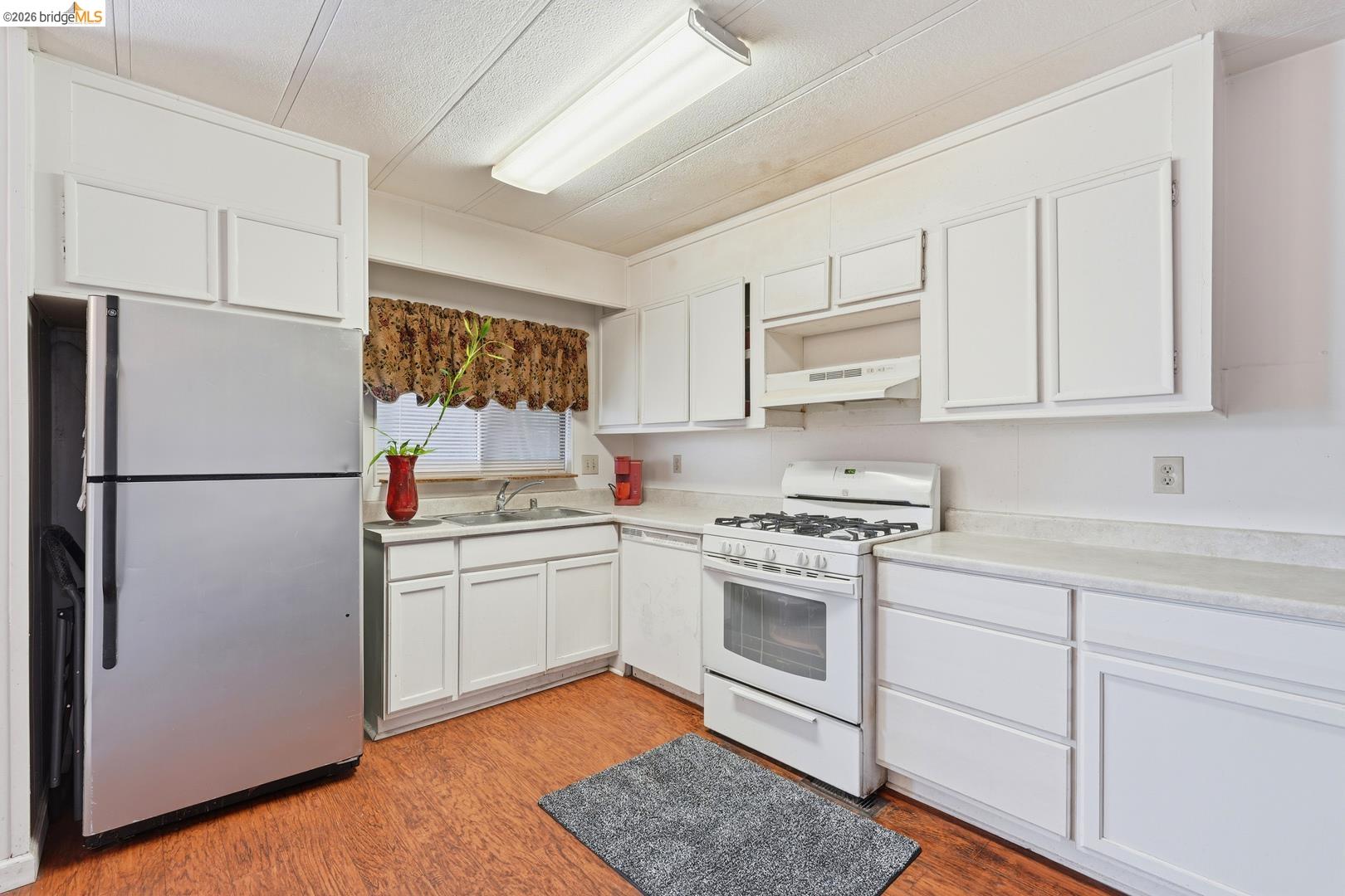 8200 Jantzen Road Modesto, CA 95357 - Photo 2 of 6 a kitchen with a stove top oven sink and refrigerator