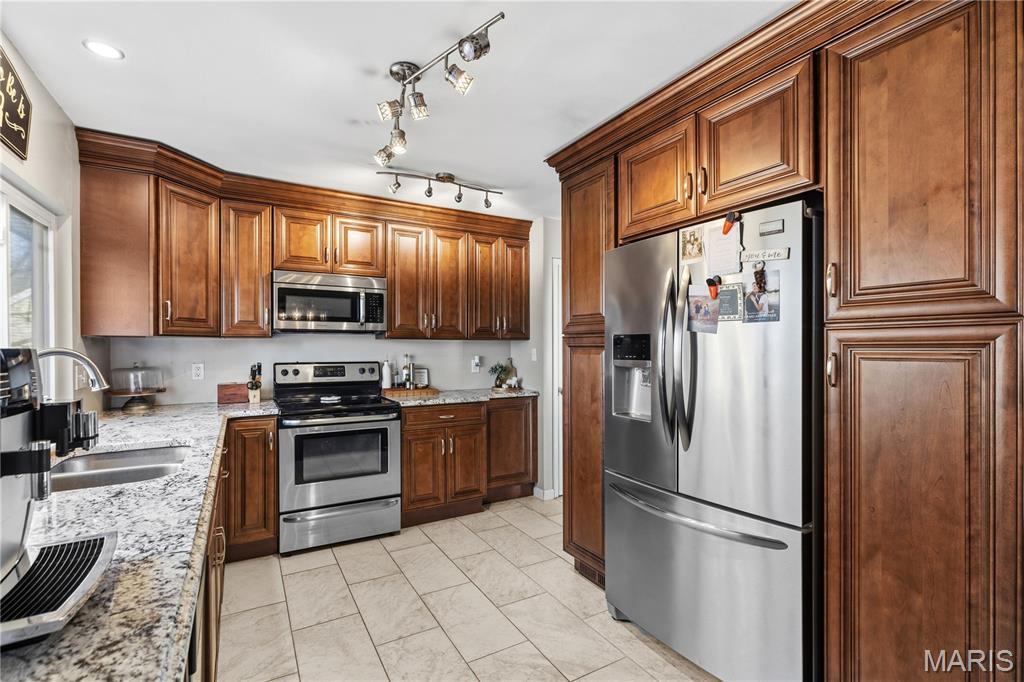 717 Woodrun Drive Ballwin, MO 63021 - Photo 3 of 30