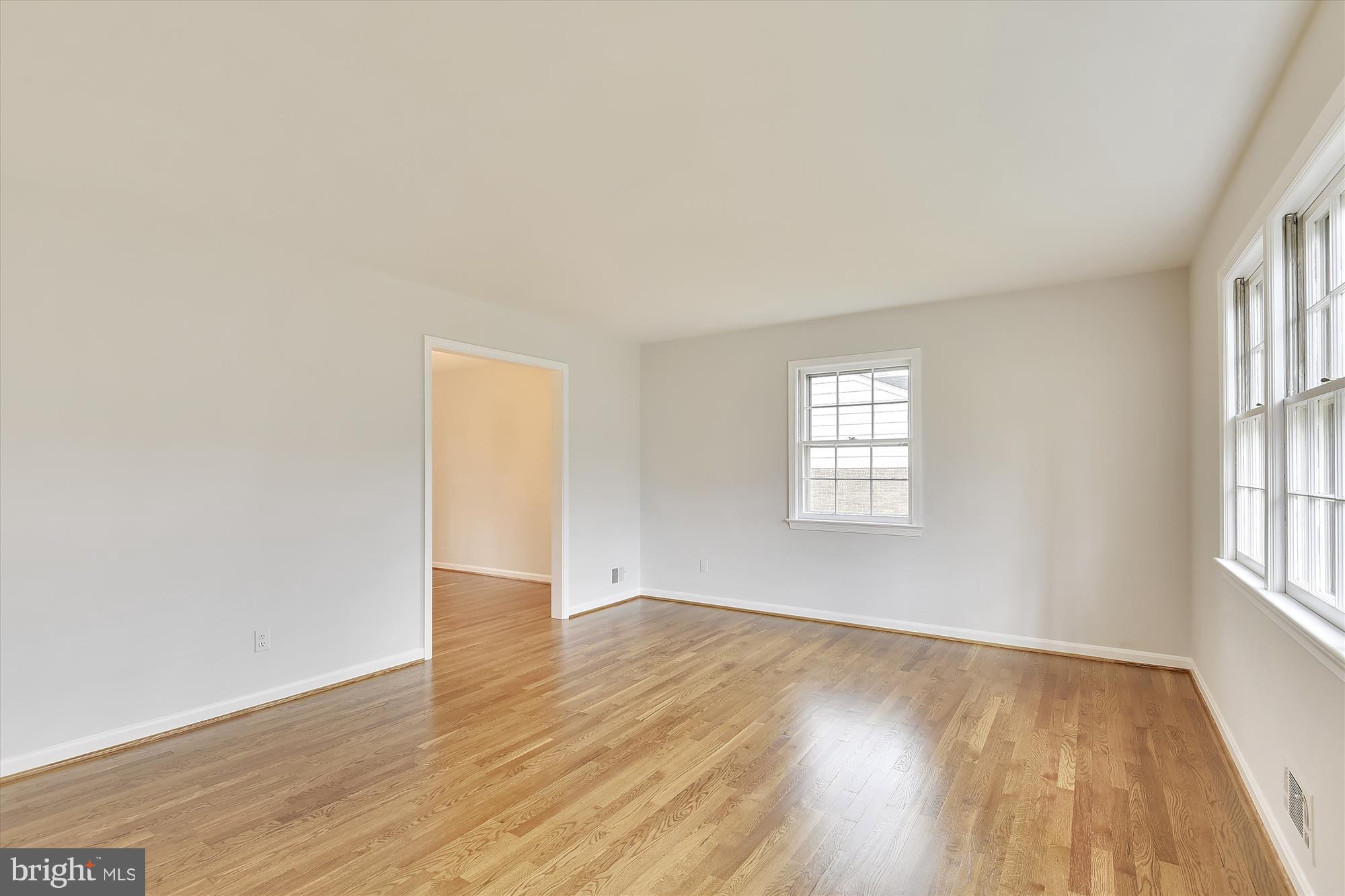 8300 Geneva Mason Road Potomac, MD 20854 - Photo 4 of 29 Living Room