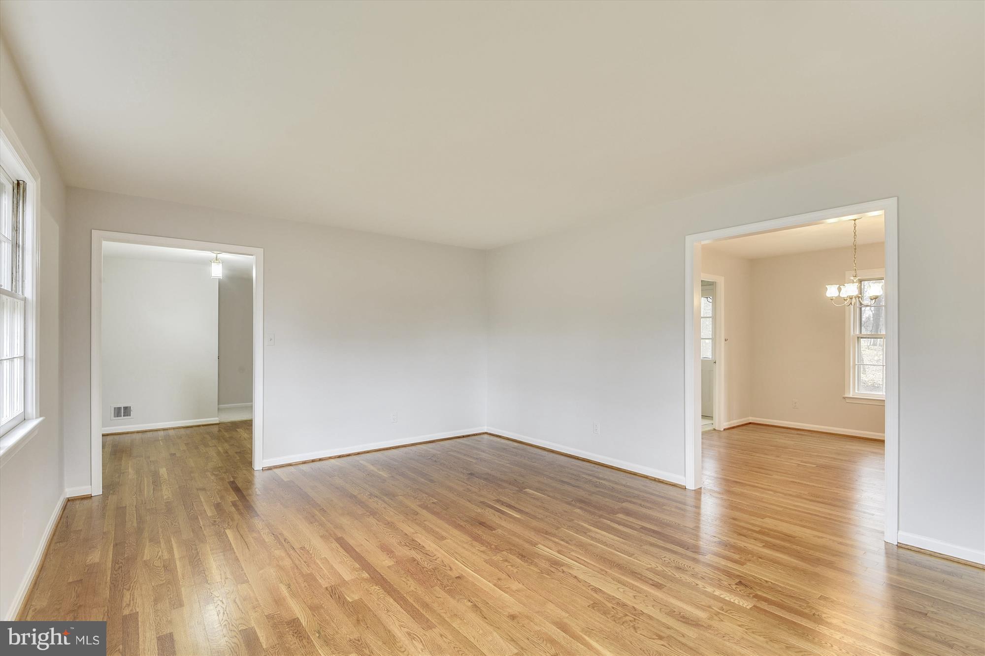 8300 Geneva Mason Road Potomac, MD 20854 - Photo 5 of 29 Living Room
