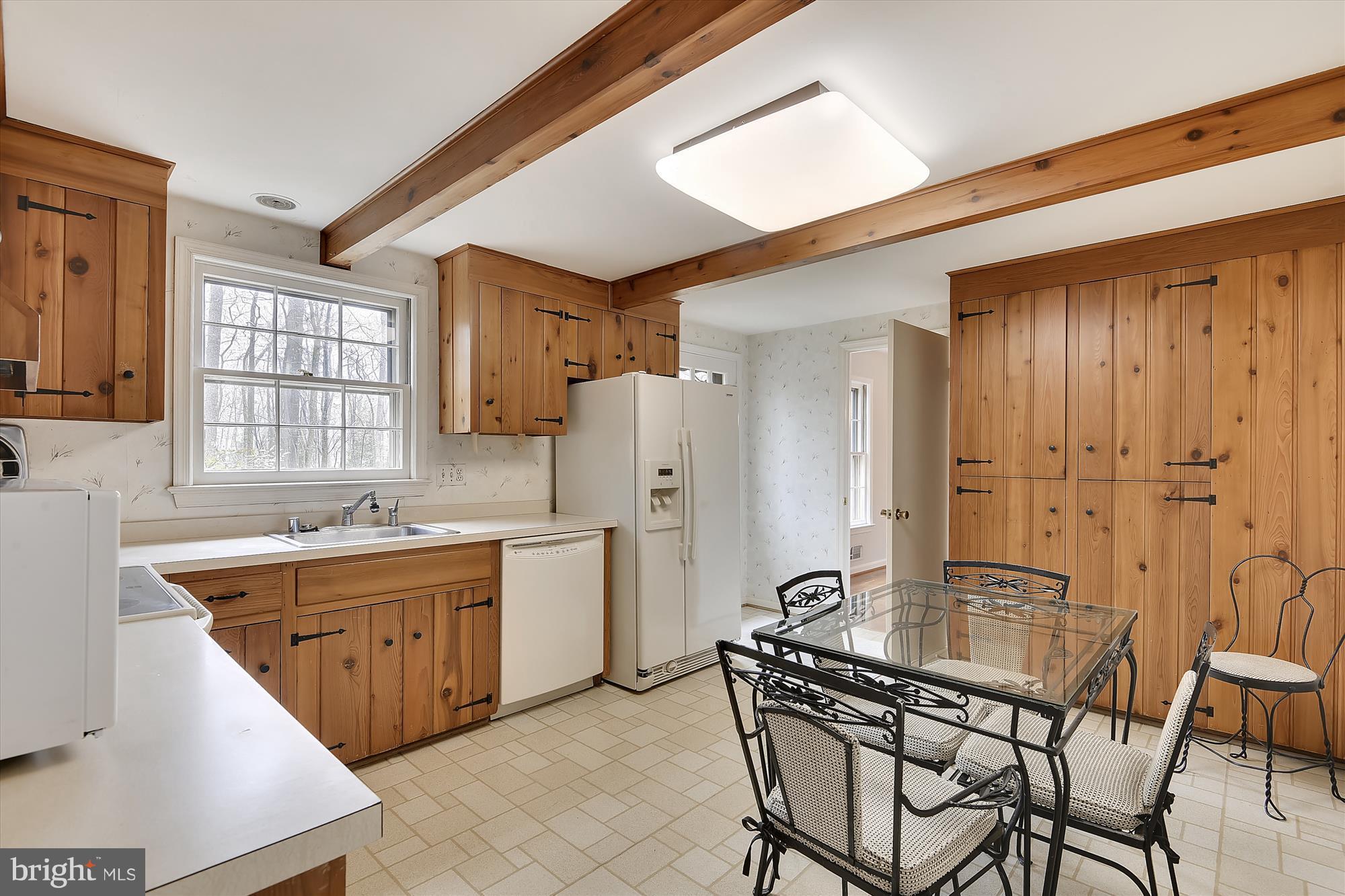 8300 Geneva Mason Road Potomac, MD 20854 - Photo 8 of 29 Table space Kitchen
