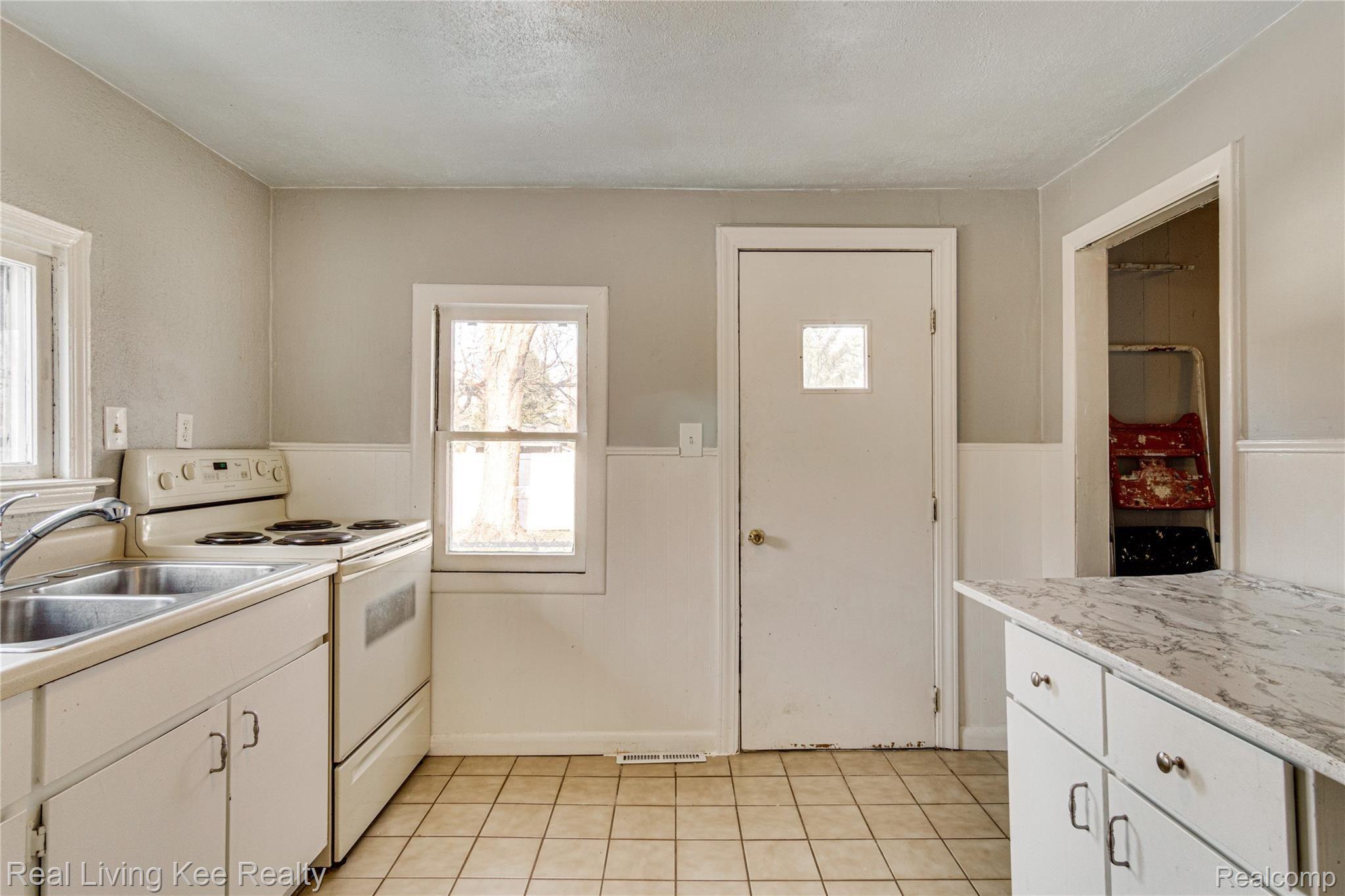 2852 Weaverton Rochester, MI 48307 - Photo 11 of 22 Kitchen