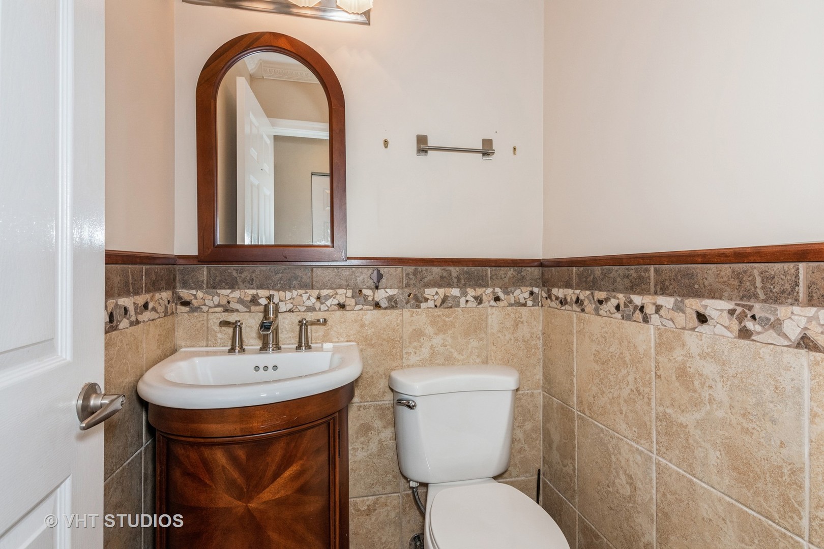 501 Crossing Court Rolling Meadows, IL 60008 - Photo 5 of 14 a bathroom with a toilet sink and mirror