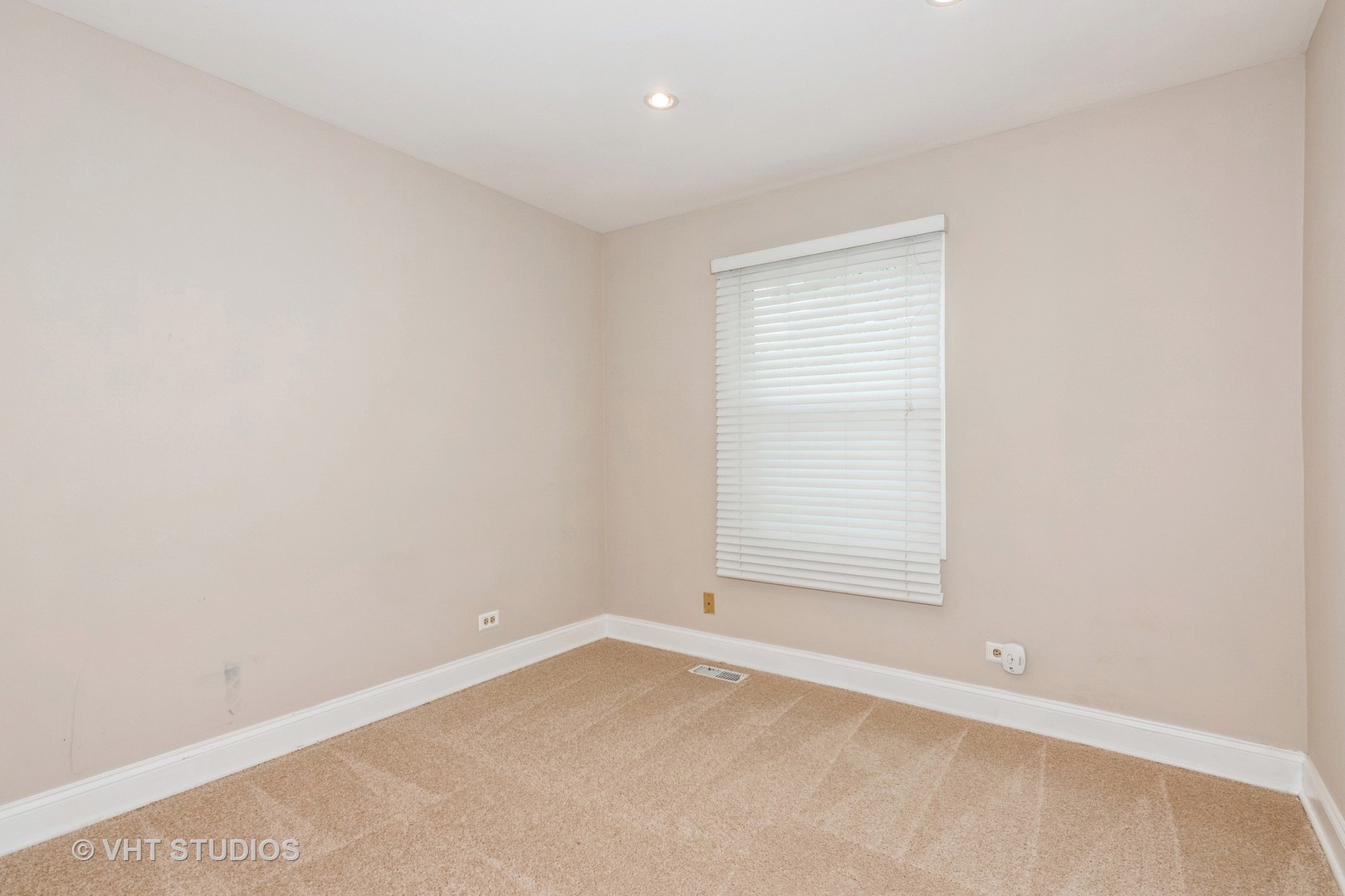 501 Crossing Court Rolling Meadows, IL 60008 - Photo 9 of 14 an empty room with a window