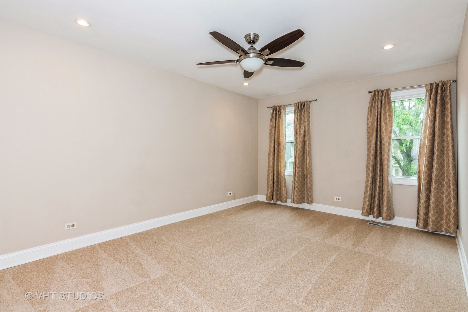501 Crossing Court Rolling Meadows, IL 60008 - Photo 10 of 14 an empty room with window and ceiling fan