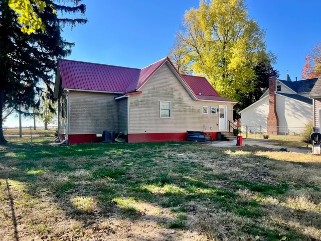 a view of a house with backyard and garden