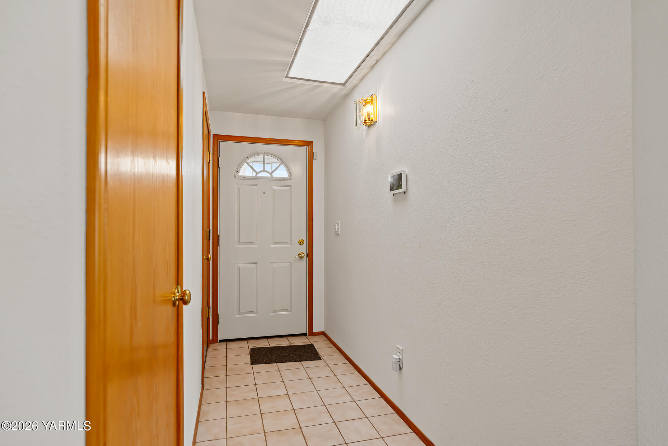 801 South 4th St Loop Selah, WA 98942 - Photo 4 of 33 003Foyer with skylight