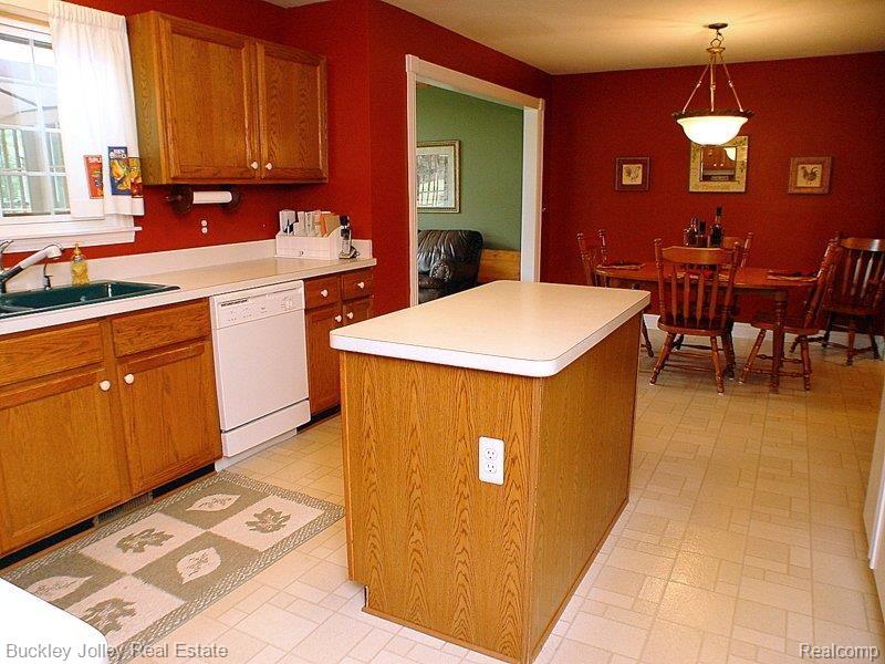 7608 Bingham Road Brighton, MI 48116 - Photo 3 of 14 Kitchen Opens to Dining