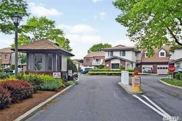 $475,000 | 100 Cambridge Drive West, Copiague, NY 11726