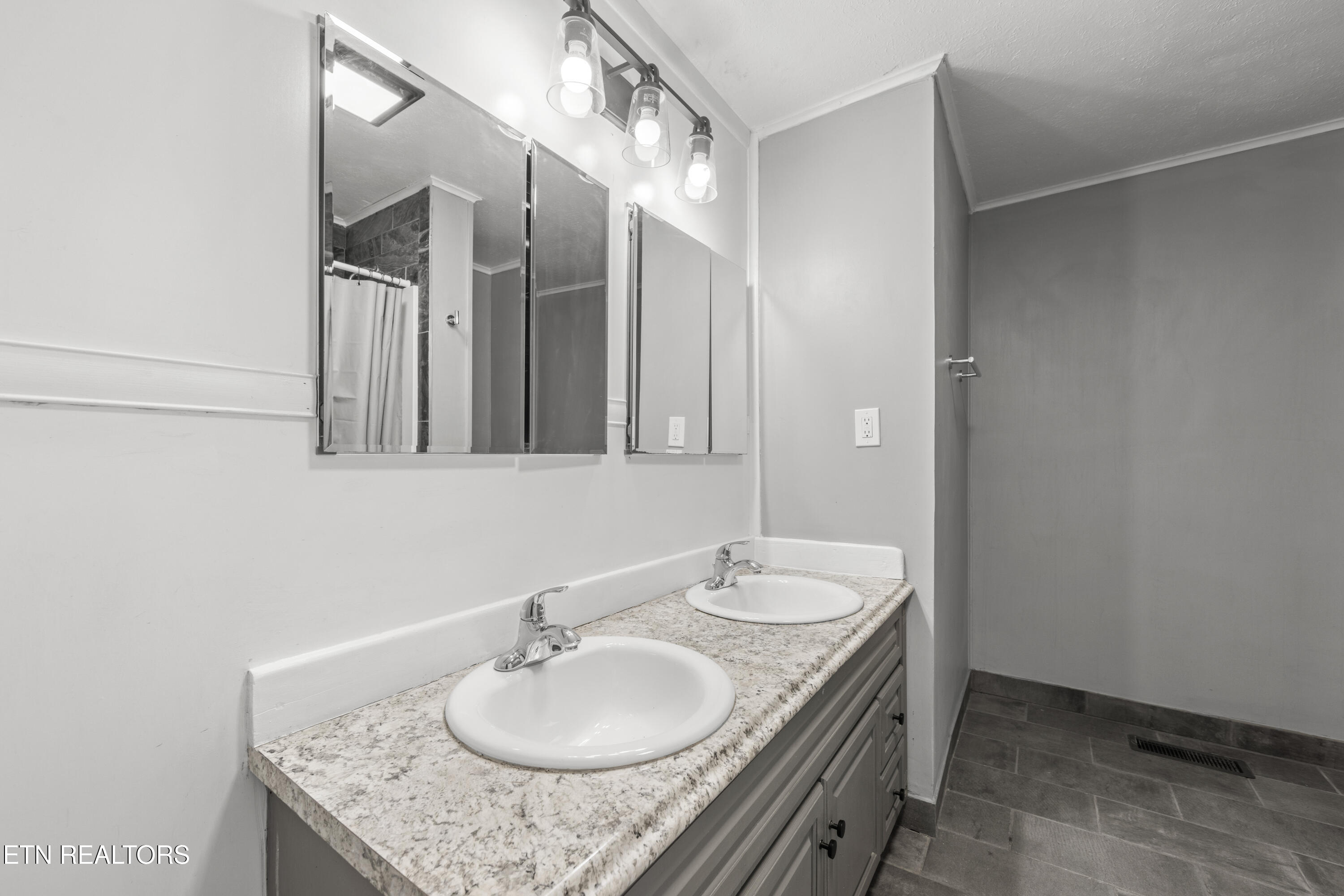 1037 Foust Carney Road Powell, TN 37849 - Photo 17 of 45 Master Bathroom