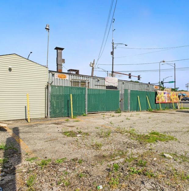 600-606 South Pulaski Road Chicago, IL 60624 - Photo 12 of 18 a view of a backyard