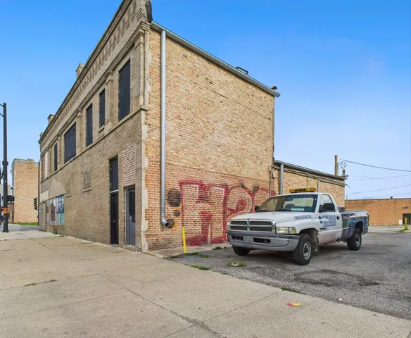 a view of a car park in front of house