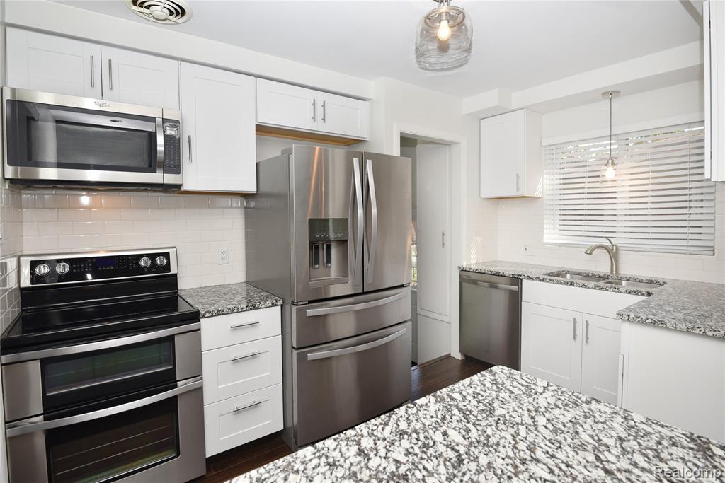 2261 Dunstable Road Birmingham, MI 48009 - Photo 10 of 39