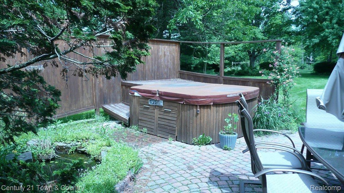695 East Square Lake Road Troy, MI 48085 - Photo 9 of 11 Hot Tub