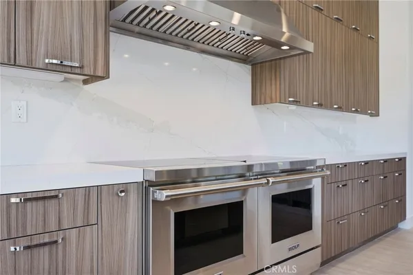 a bathroom with a granite countertop sink and mirror with bathtub