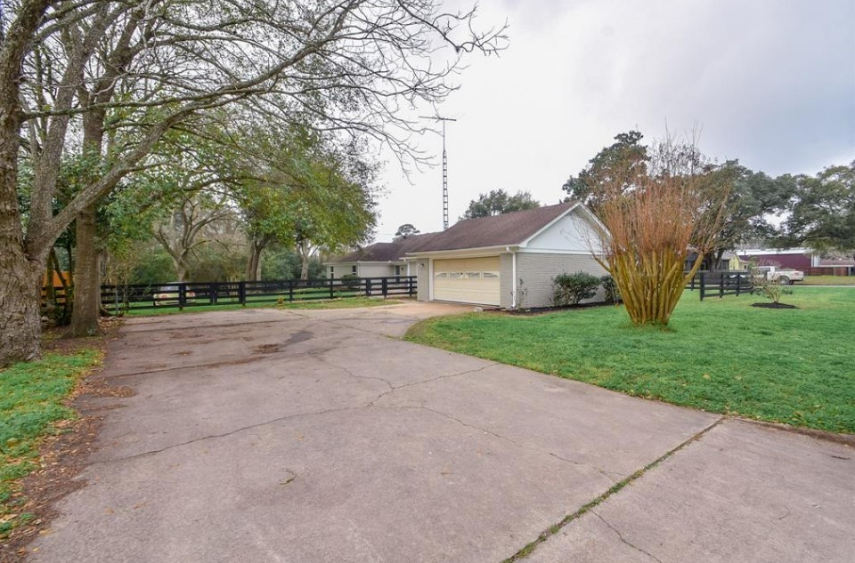 1506 10th Street Hempstead, TX 77445 - Photo 5 of 31 a view of a house with a yard