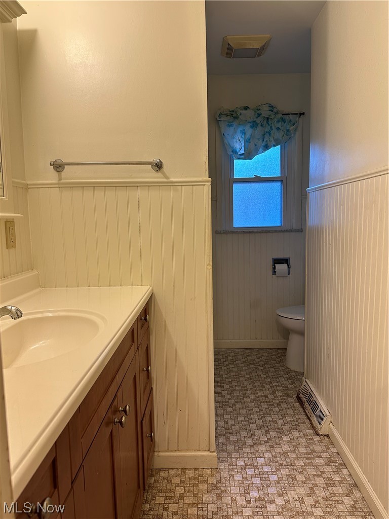 523 Harris Road Cleveland, OH 44143 - Photo 18 of 21 Main Bathroom