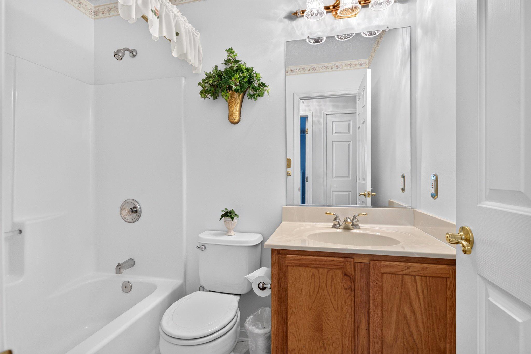9311 Sea Point Road Baltimore, MD 21219 - Photo 22 of 32 Hallway Full Bath, main level