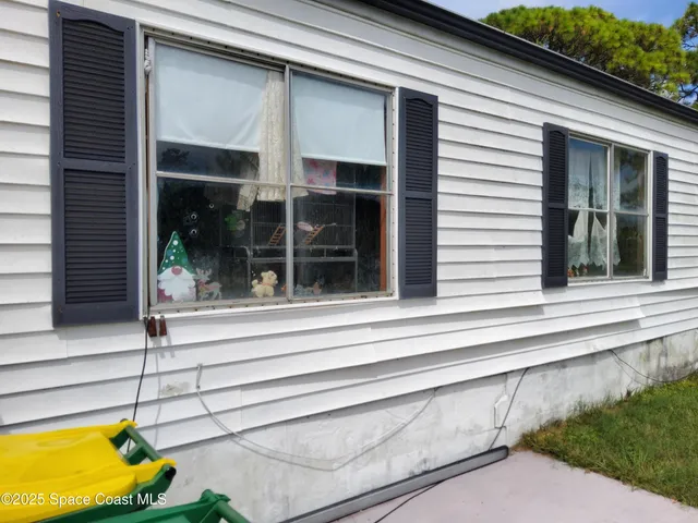 a view of a back yard of the house