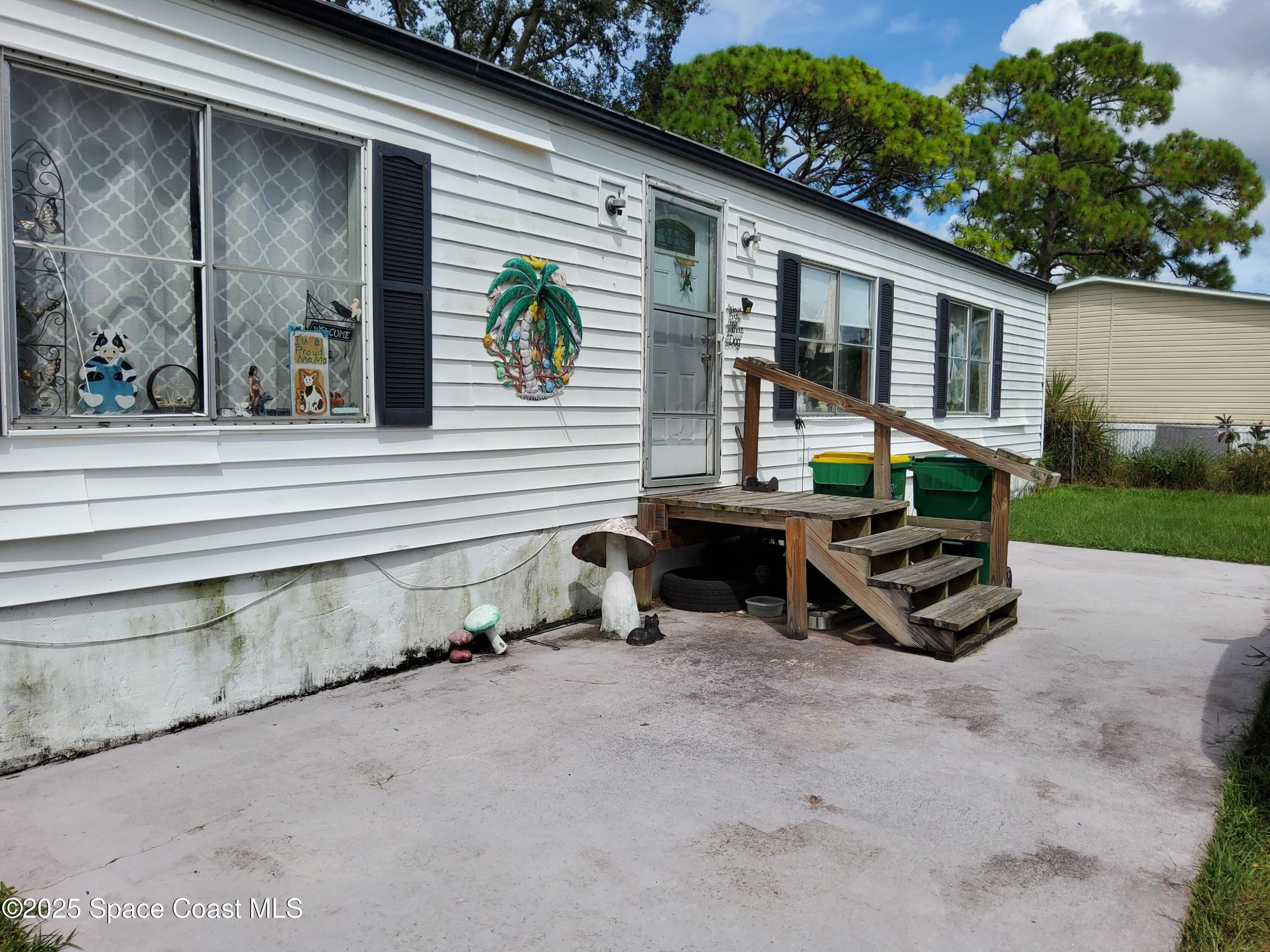 522 Clearview Drive Cocoa, FL 32927 - Photo 29 of 43 a backyard of a house with yard and outdoor seating