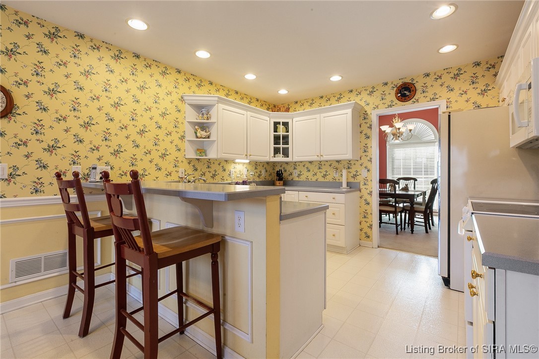 2001 Spring Creek Drive Floyds Knobs, IN 47119 - Photo 8 of 63 Nice breakfast bar!