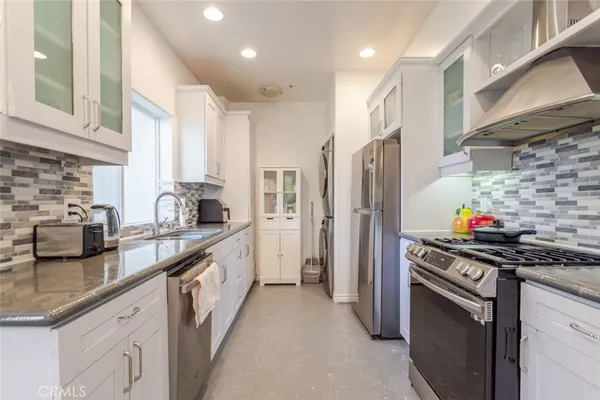 $730,000 | 626 East Orange Grove Avenue, Unit 204, Burbank, CA 91501