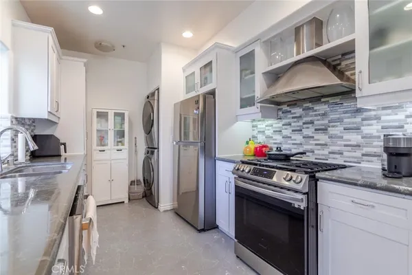 $730,000 | 626 East Orange Grove Avenue, Unit 204, Burbank, CA 91501