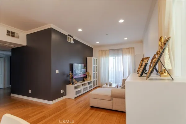 $730,000 | 626 East Orange Grove Avenue, Unit 204, Burbank, CA 91501