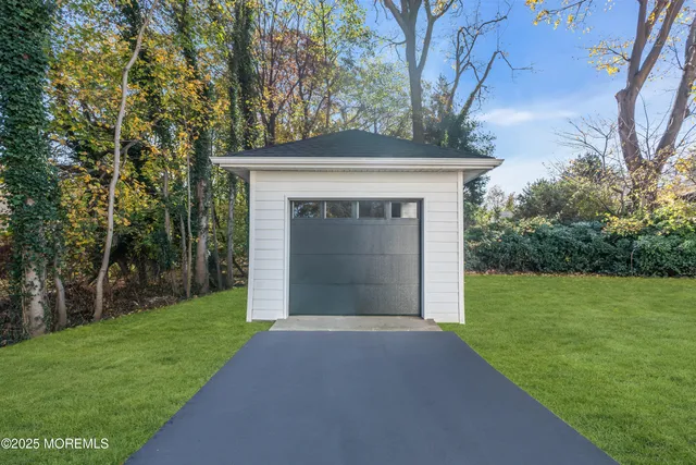 a view of an house with backyard and garden