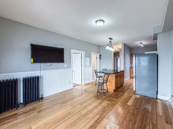 $3,200 | 120 Gladstone Street, Unit 3, Boston, MA 02128