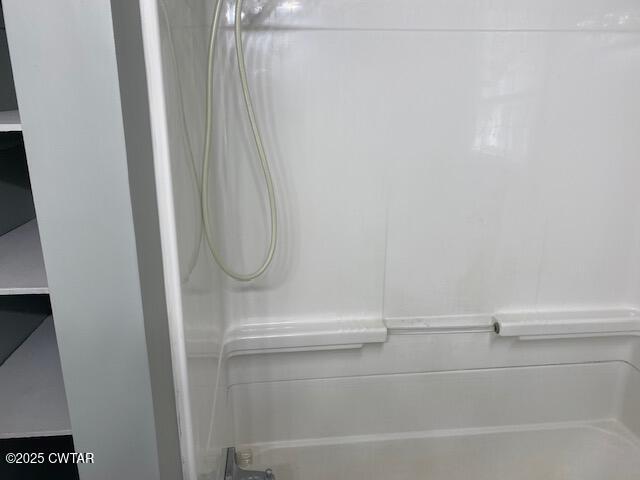 415 Mills Darden Road Lexington, TN 38351 - Photo 10 of 30 a bathroom with a shower