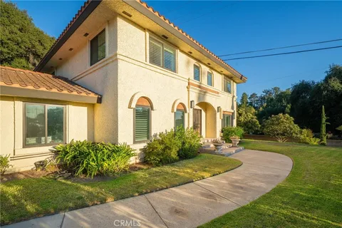 a view of a house with backyard and garden