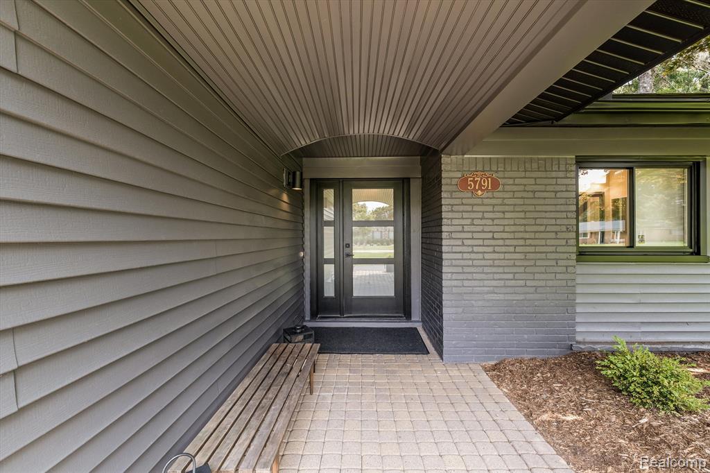 5791 Burnham Road Bloomfield Hills, MI 48302 - Photo 4 of 33