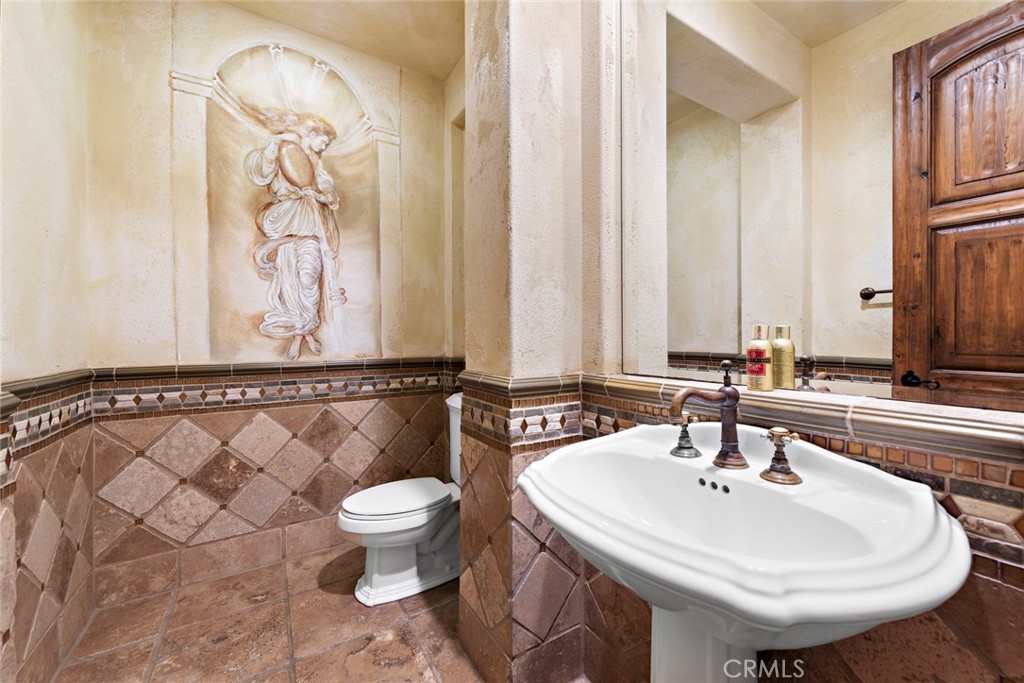 40 Timor Sea Newport Coast, CA 92657 - Photo 20 of 50 a bathroom with a sink and a mirror