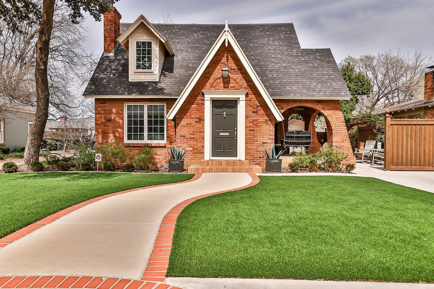 The Cutest Curb Appeal!