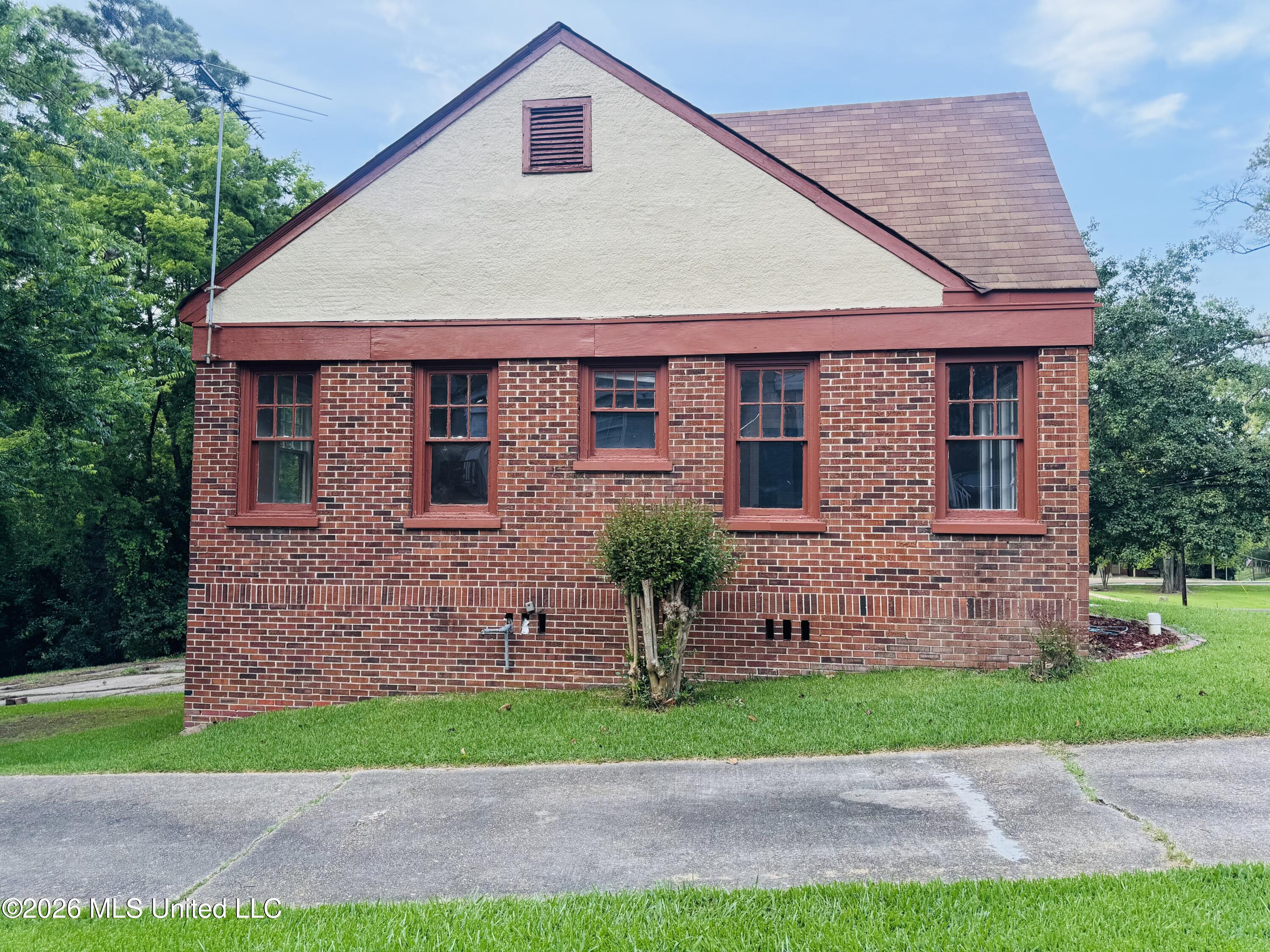 428 Decelle Street Jackson, MS 39216 - Photo 4 of 19 IMG_1243